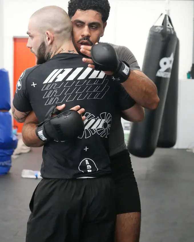 Exercice de clinch entre deux pratiquants de MMA