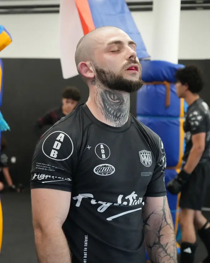 Pratiquant Fight Art concentré entre deux exercices